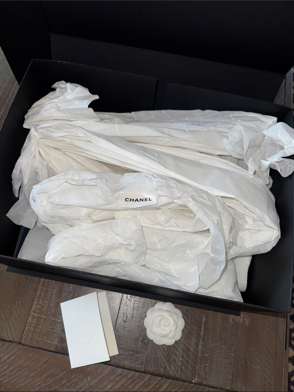 Large CHANEL Black and White Box & Bag Set with 2 Camellia+ receipt holder - Picture 3 of 13